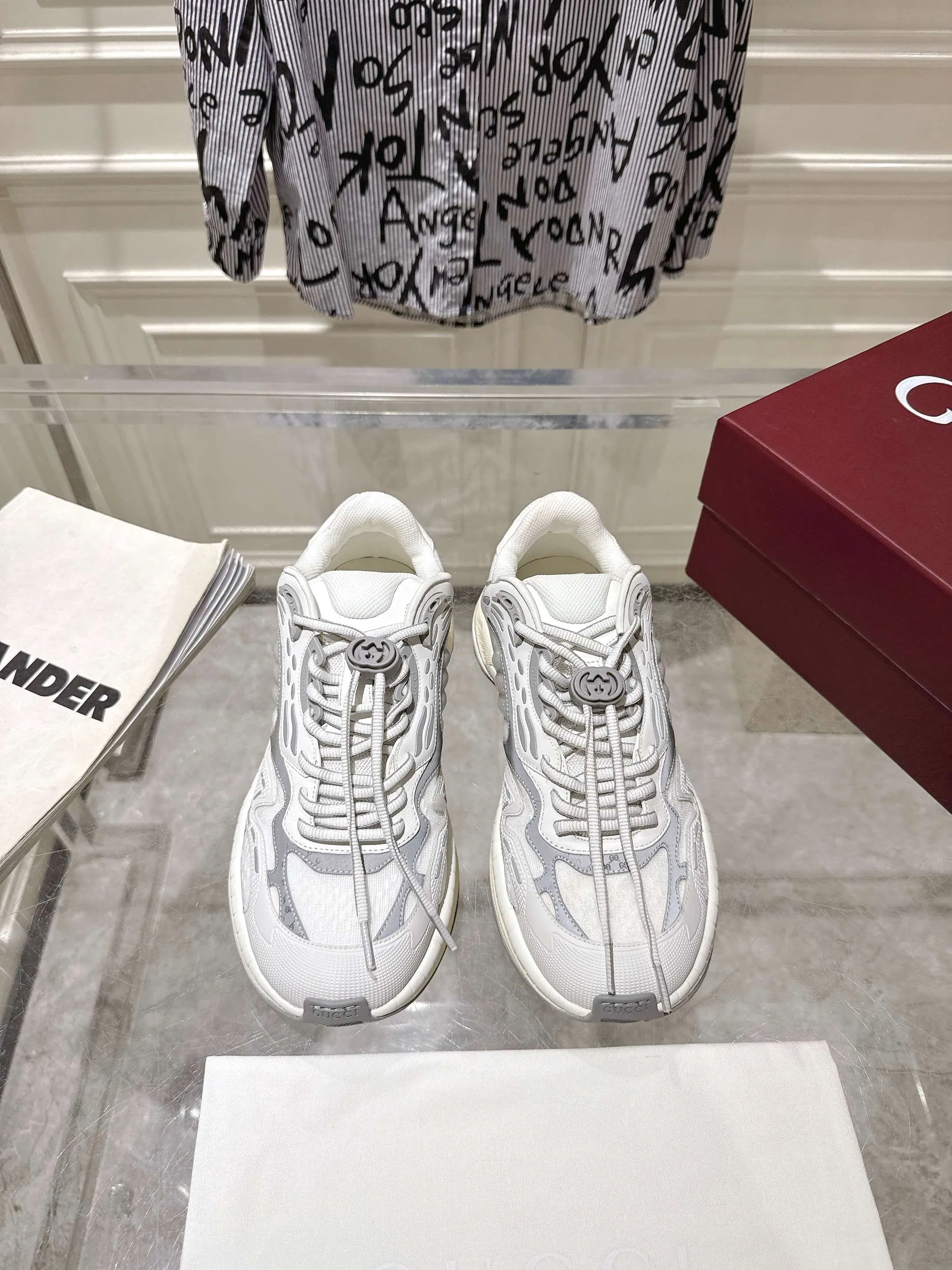 👟👟Ex-factory price 980👟👟Upgraded version with airplane case Gucci Gucci 25ss hot new style couple style retro sports shoes dad shoes This Gucci 2.0 reinterprets the brand's iconic striped webbing elements. This new interpretation of iconic details uses EVA thick soles with a smart silhouette, bringing a stable and comfortable wearing experience. Delivered in exquisite packaging. Fabric: Made of original imported cowhide/technical fabric. Inner foot pad: Breathable mesh. Heel height: 4cm. Sole: Original customized ultra-light foam rubber outsole. Size: 35-45 (women's size 40, men's size 45, custom-made, non-returnable)